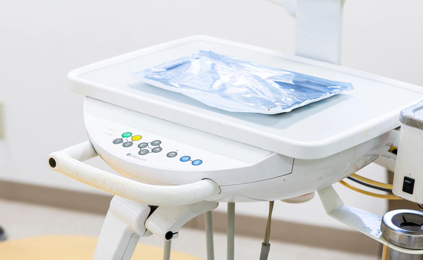 使い捨て器具の徹底使用と厳格な滅菌管理で、清潔な治療環境を